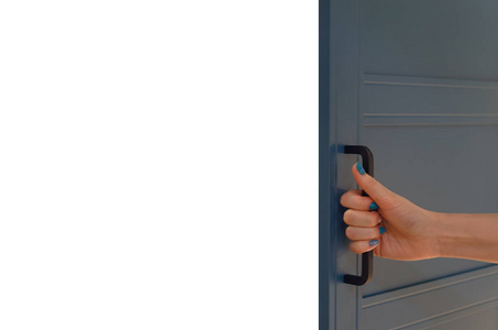 女人打开衣柜门图片