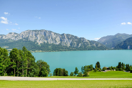 查看 Attersee 湖与绿色牧场草甸和阿尔卑斯山范围在附近 Nussdorf 萨尔茨堡, 奥地利