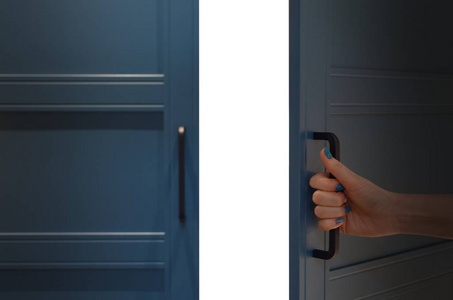 妇女手打开门在门之后拷贝空间照片