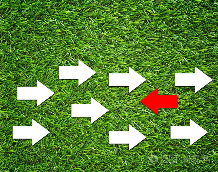 绿色草地背景下的观念转变