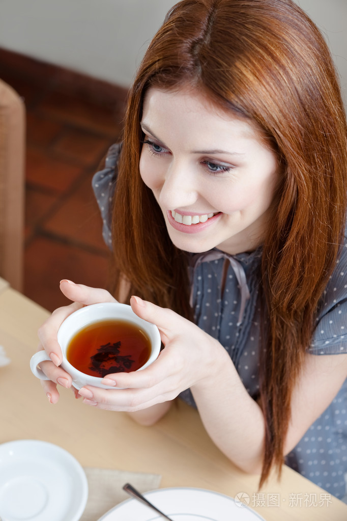 喝杯茶的漂亮女孩