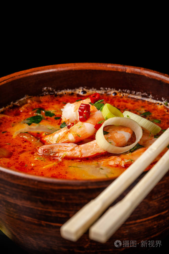 亚洲传统菜肴的概念.有海鲜的日本或中国味噌汤, 有虾和韭菜.