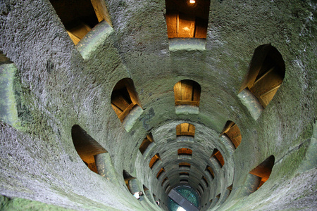 令人难以置信的深古井的 san patrizio 内部