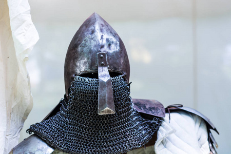 非常重的头饰在立场上.中世纪盔甲概念.特写, 选择性聚焦照片