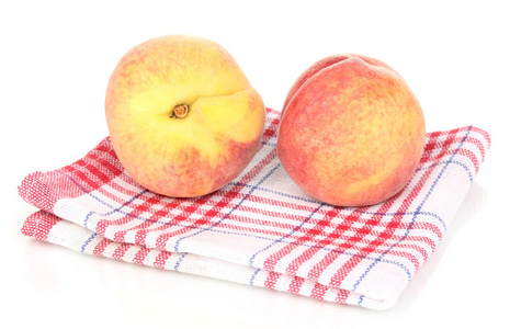 成熟的桃子在餐巾上白色隔离