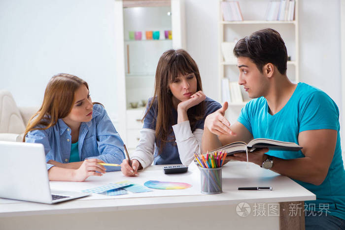 设计小组讨论新的内部项目