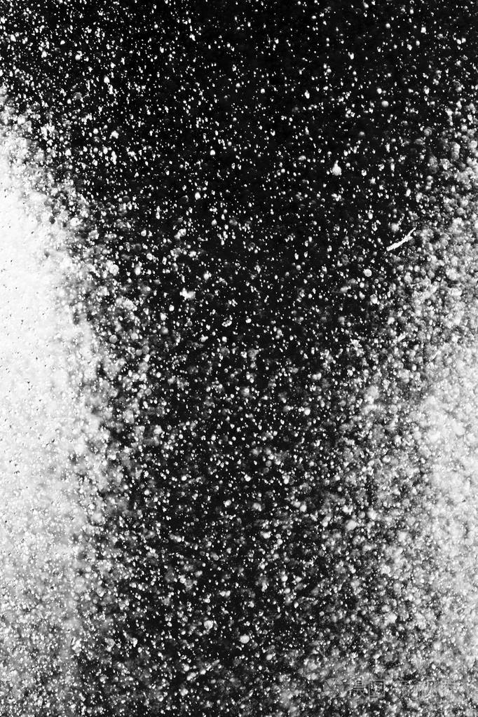 空气中的水滴在黑色背景上模糊不清