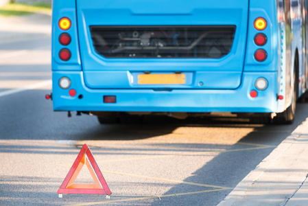 由客车驾驶员展示的橙色三角形紧急停车标志