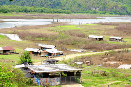 在泰国 Sangklaburi 考兰大坝附近, 大坝的河流和周围社区的景色. 2018 5月5日