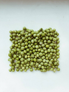 堆的孤立的白色背景上的绿色湿豌豆