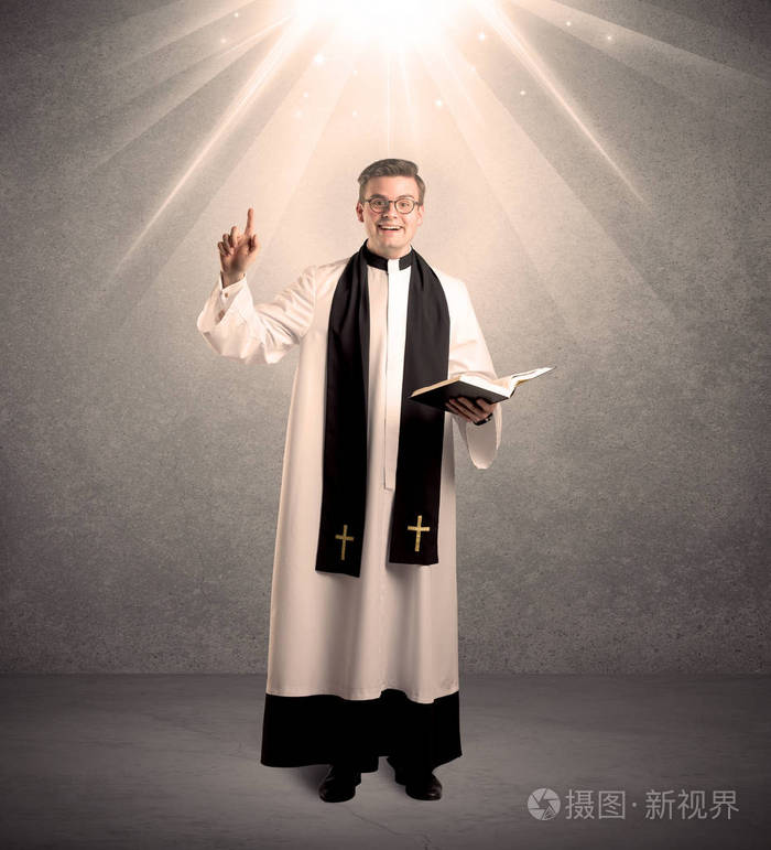 年轻的牧师在他的祝福