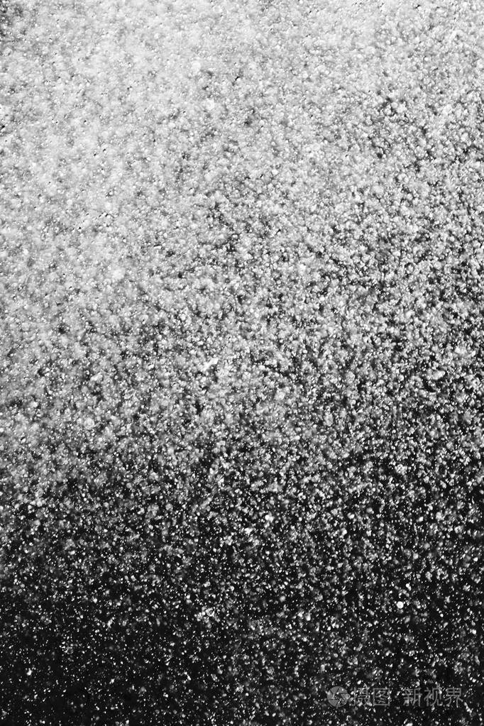 空气中的水滴在黑色背景上模糊不清