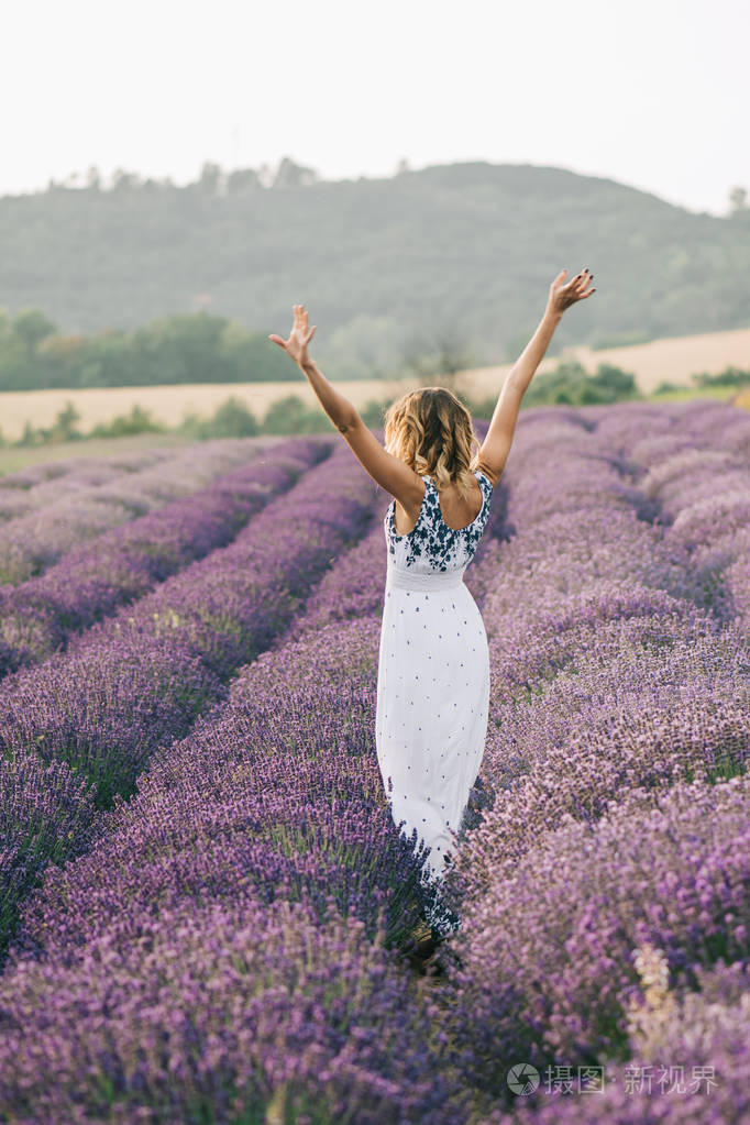 无忧无虑的女人张开双臂