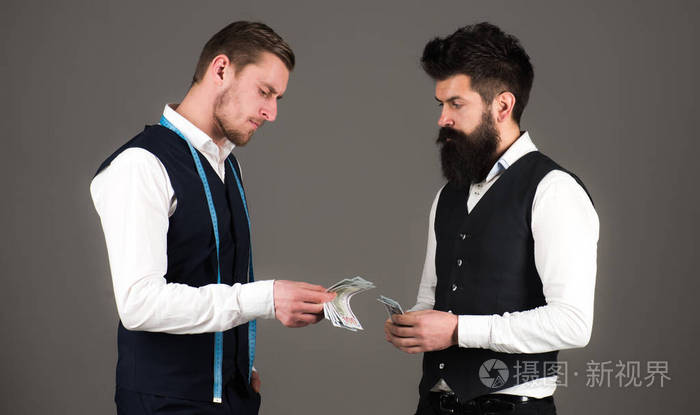 胡子男人用卷尺付钱给男子汉