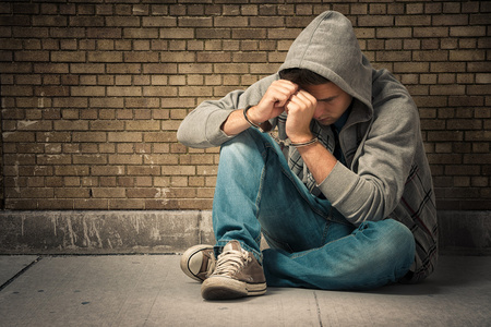 被捕的青少年与手铐照片