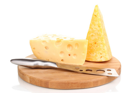 美味的奶酪和孤立在白色的木制板上刀