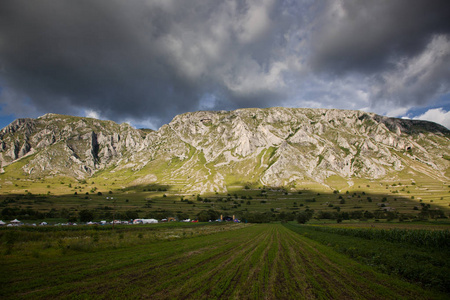 trascau 山与 piatra secuiului 在 Rimetea 著名目的地村庄在特兰西瓦尼亚, 罗马尼亚