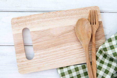 切板和桌布用木制叉子和勺子放在白纸上, 食谱食品为健康的习惯拍摄笔记背景概念