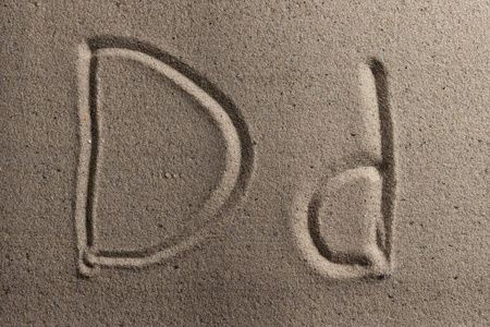 在干沙上画的英文字母