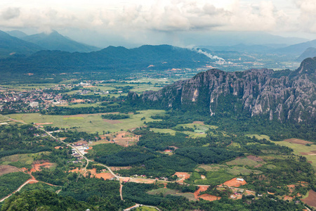 全景美丽的森林风景日出与薄雾山风景, 旺万荣, 老挝