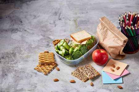 学校或野餐饭盒与三明治和各种五颜六色的蔬菜和水果在木质背景, 关闭
