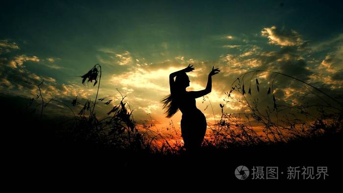 草原女性舞者, 日落背景剪影