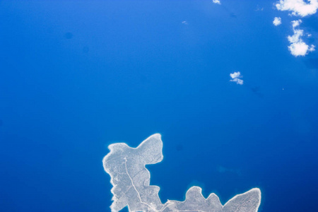 在1万英尺高空的地中海海岸鸟瞰下午