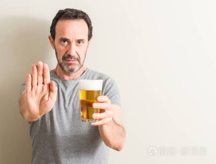 老人喝啤酒用张开的手做停止标志以严肃和自信的表示, 防御手势