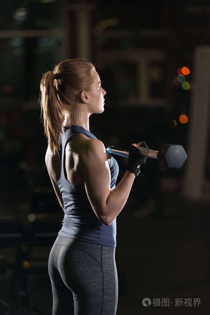 年轻女子举哑铃
