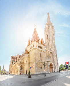 布达佩斯的主要旅游景点和地标圣马来大教堂的壮观建筑。教堂是匈牙利最大的哥特式寺庙