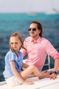 在航海游艇上的父亲和女儿有夏天旅行冒险
