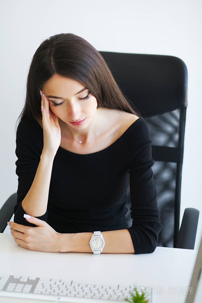 痛苦在她的办公室坏的姿势痛苦从脖子痛苦的企业妇女