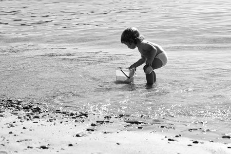 快乐的孩子玩得开心。男孩在海滩玩