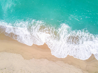 沙滩与海浪的海洋鸟瞰图