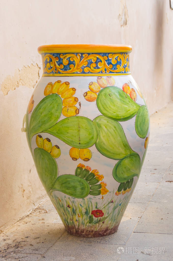 camastra 市的一座仙人掌叶子上装饰有花图案的陶瓷罐子