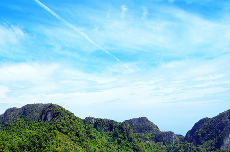 热带山地与蓝蓝的天空