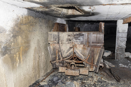 瑞士废弃石灰矿隧道中的采煤小车