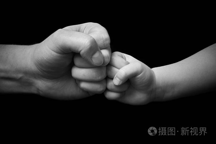 拳头碰撞父亲和儿子