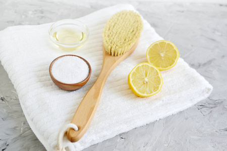 天然成分为自制的身体海盐擦洗柠檬橄榄油白毛巾美容概念护肤有机木身体按摩刷子芳香水疗疗法
