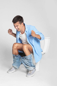 男子上厕所图片