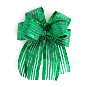 绿色缎礼品弓。功能区上白色隔离