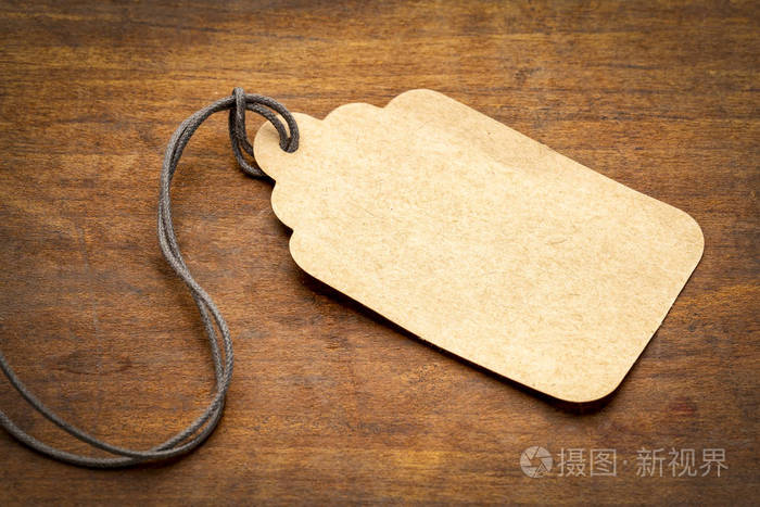 空白纸价格标签用长的绳子反对粒度质朴的木头照片-正版商用图片053gb