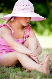 甜蜜小儿童与粉红色的帽子