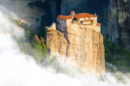 山风景与米特奥拉岩石和修道院