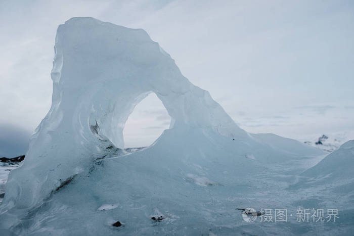 在冰岛的 Joekulsrln 冰川泻湖有一个洞的冰山