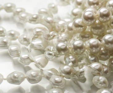 闪亮的白色珍珠在水中的字符串