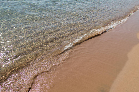 沙滩与平静的海浪