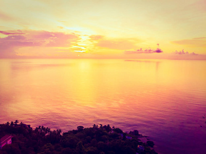 美丽的热带海滩和海与棕榈和其他树在苏梅岛岛泰国在日落时间度假和旅行鸟瞰