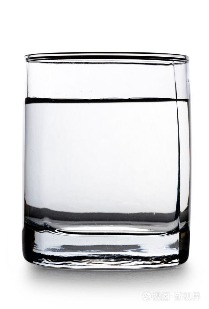杯水在白色背景上