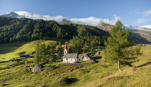 圣 Spirito 小教堂在 Casere 的广阔的绿色草地, Aurina